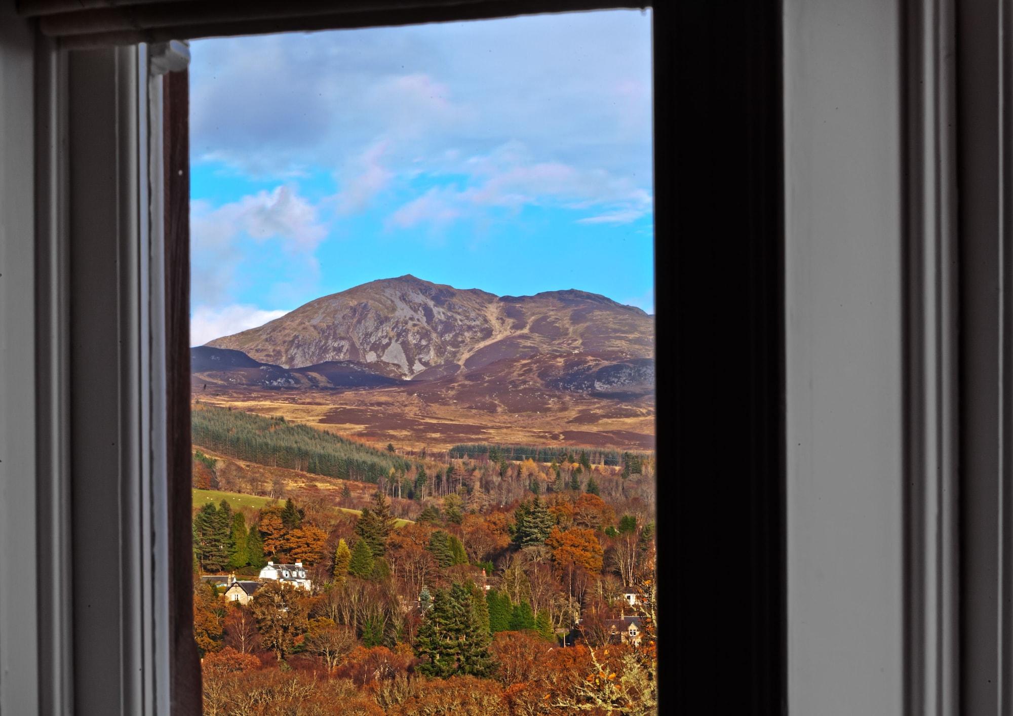 Fonab Castle Hotel Питлохри Экстерьер фото View of the Black Mountain from the train