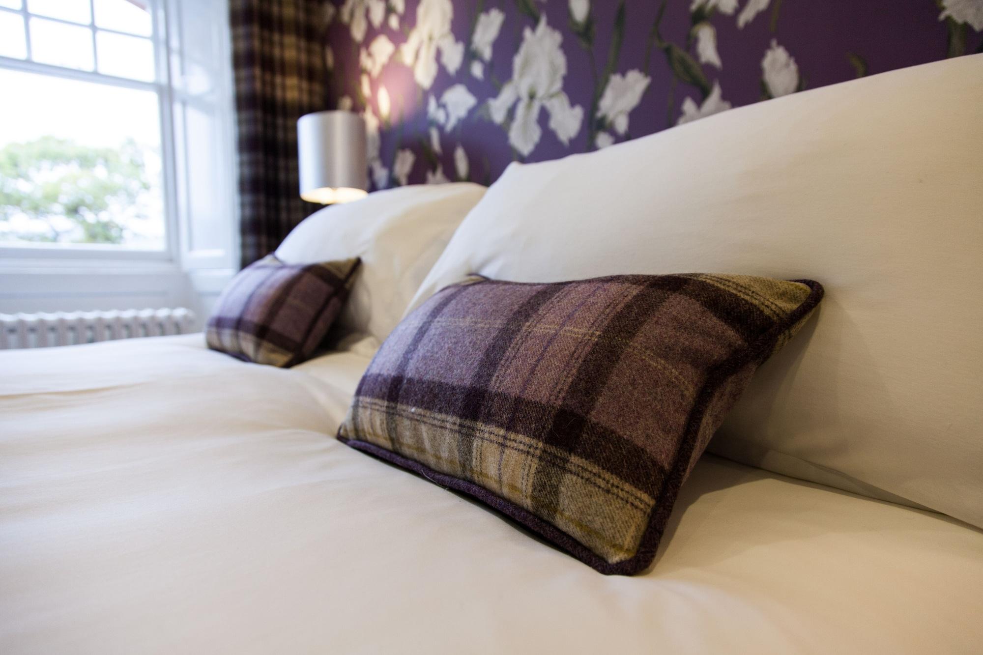 Fonab Castle Hotel Питлохри Экстерьер фото A bed with cushions