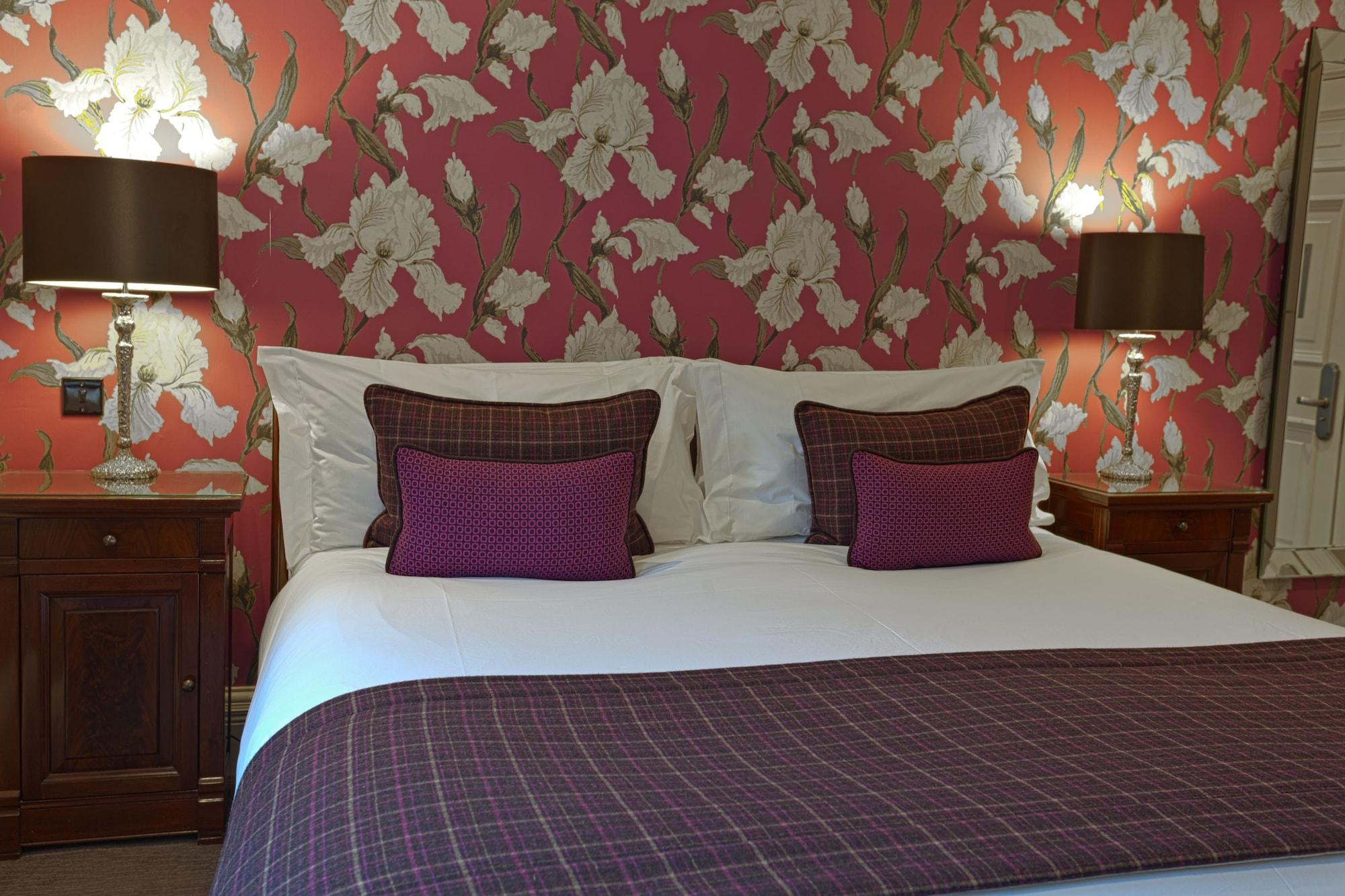 Fonab Castle Hotel Питлохри Экстерьер фото A bedroom at the hotel