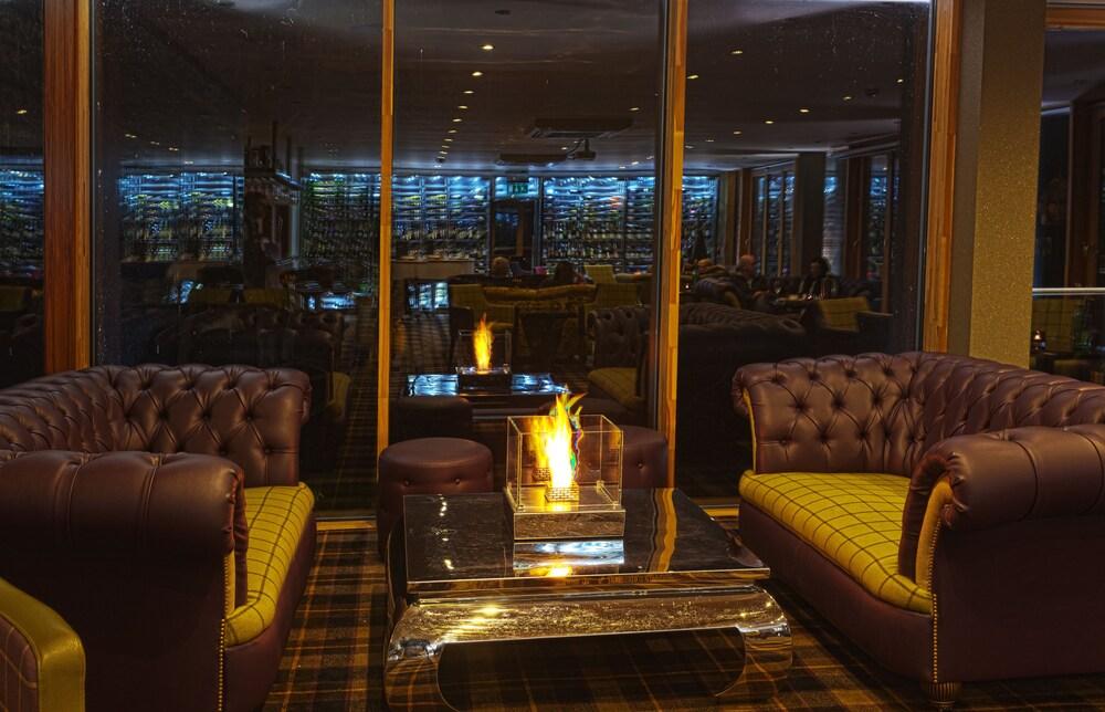 Fonab Castle Hotel Питлохри Экстерьер фото The bar at the 10th floor